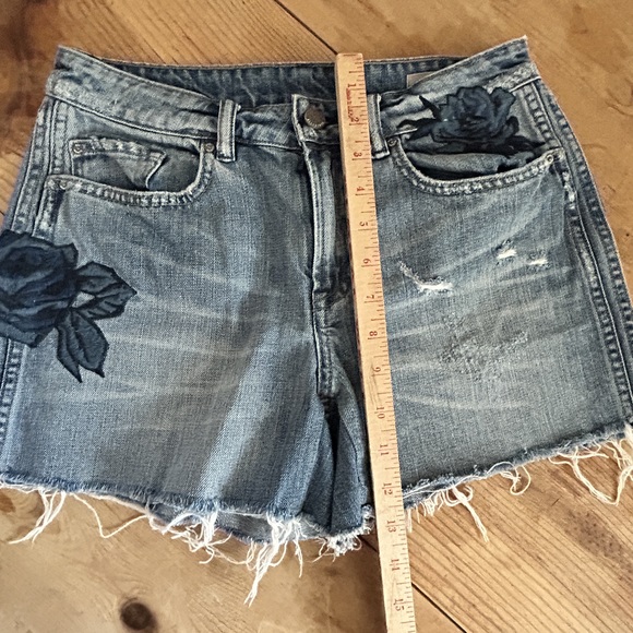 ALLSAINTS Pam Rose Embroidered Cutoff Denim Shorts Size 27 - Picture 9 of 9